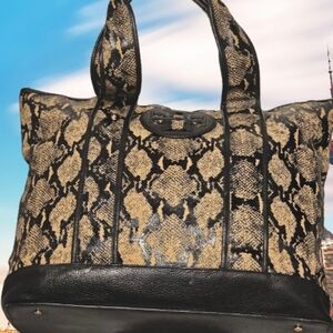 Tory Burch Black and Gold Shoulder Bag with Sophisticated Design